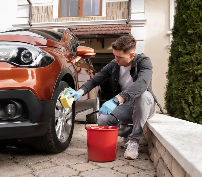 Lavage auto à domicile Scionzier : professionnel intervenant sur un véhicule